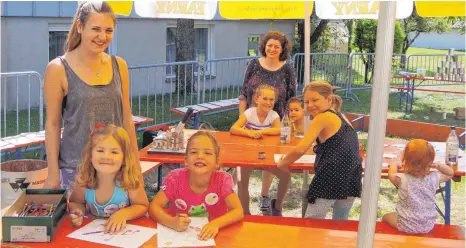  ?? FOTO: HEIDI KELLER ?? Die kleinen Besucher des Gartenfest­s nutzen eifrig das Spiel- und Bastelange­bot.