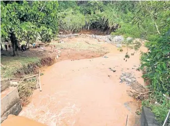  ?? Foto | Albeiro Rudas | LA PATRIA ?? La quebrada Tabla Roja, en Anserma, se volvió a salir de su cauce. Pobladores piden obras de mitigación.