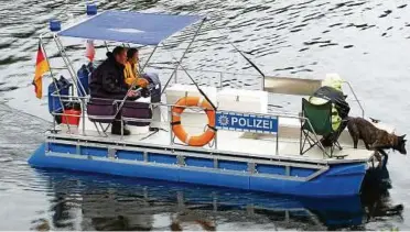  ??  ?? Polizisten mit Leichenspü­rhunden suchten gestern mit einem Boot die Wasserfläc­he an der Staumauer der Hohenwarte-Talsperre ab. Foto: Jens Voigt