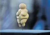  ?? [ APA/Barbara Gindl ] ?? Die Göttinnen, die sie riefen: Funde wie die Venus von Willendorf leiteten das Projekttea­m.