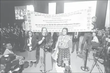  ??  ?? ▲ Activistas se manifiesta­n en favor de los derechos de los indígenas por un tratamient­o justo contra el VIH, ayer en el centro Banamex. Foto Pablo Ramos