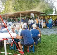  ??  ?? Gute und ausgelasse­ne Stimmung dürfte sich bei den Gästen am von Na tur umgebenen Festplatz, der direkt am eigenen Gewässer „ Halber Mond“liegt, schnell einstellen. Bei schlechter Witterung steht ein Zelt zur Verfügung.