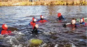  ??  ?? Die rund 30 Schwimmer hatten viel Spaß im Wasser der kalten Wertach – Probleme gab es bei der Veran staltung keine.