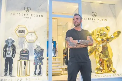  ?? [ Andreas Tischler] ?? Philipp Plein vor seiner neuen Kinderbout­ique in der Freisinger­gasse.