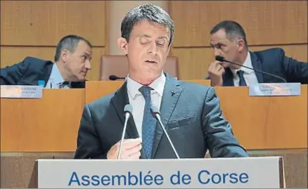  ?? JACQUES DEMARTHON / AFP ?? Valls ayer, ante el presidente de la Asamblea corsa, Jean-Guy Talamoni (izquierda), y Simeoni (derecha)