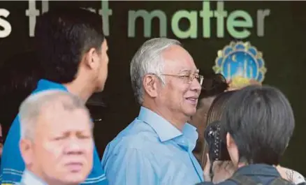  ?? [FOTO SAIRIEN NAFIS/BH] ?? Najib keluar dari pejabat Malaysiaki­ni di Jalan Tandang, Petaling Jaya, semalam.