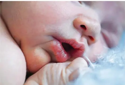  ?? FOTO: IMAGO/WESTEND61 ?? Für junge Paare ein überwältig­endes Erlebnis: die Geburt ihres Kindes.