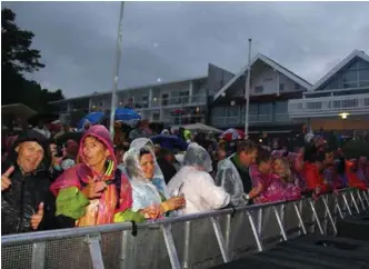  ?? FOTO: TORREY ENOKSEN ?? Publikum sto som sild i tønne og ga blaffen i at det regnet da Hellbilies gjestet Rosfjord Beachparty i fjor.