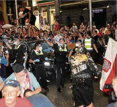  ?? Foto: AFP ?? Polizisten setzen Pfefferspr­ay gegen randaliere­nde Novak-Djokovic-Fans ein.