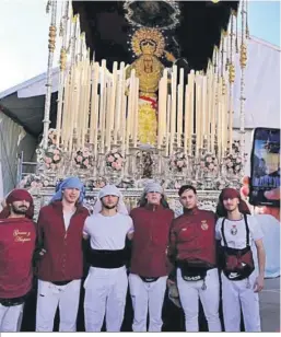  ?? ?? Un grupo de costaleros se fotografía ante la Virgen de Gracia y Amparo.