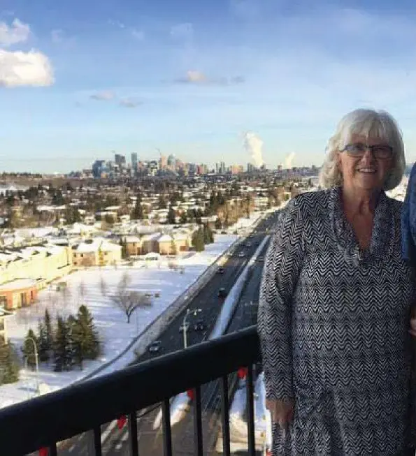  ??  ?? LYCKLIGT PAR. Ros-Marie och Lars Larsson flyttade till Calgary för snart 40 år sedan och har aldrig ångrat sitt beslut. Trots kändismidd­agar och kungliga drinkar tycker de att alla är på samma nivå här.