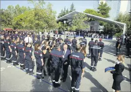  ??  ?? Éric Ciotti, patron du Départemen­t et président du conseil d’administra­tion du service d’incendie et de secours (SDIS) a honoré, hier matin, les sapeurs-pompiers pour les opérations du  juillet . (Photo Cyril Dodergny)