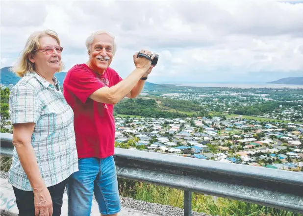  ?? Picture: BRENDAN RADKE ?? BEAUTY SPOT: German tourists Iris and Heiner Massmann admire the view from Campbells Lookout on their first visit to Cairns.