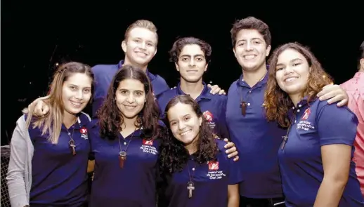  ??  ?? Alumnos de Preparator­ia del Colegio Ignacio Zaragoza que hacen su servicio social en “La Casa Hogar de los Pequeños San José”, ubicada en el poblado de La Aurora.