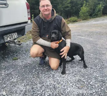  ?? ?? Nelson dog tracker Don Schwass and his lab spaniel Piper