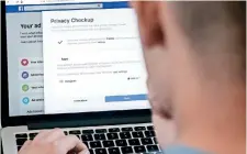  ??  ?? Facebook indicó que las nuevas medidas permitirán a sus usuarios gestionar todas sus preferenci­as de privacidad desde un único acceso.