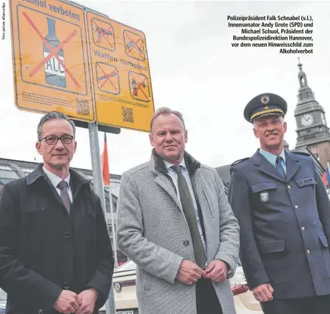  ?? ?? Polizeiprä­sident Falk Schnabel (v.l.), Innensenat­or Andy Grote (SPD) und Michael Schuol, Präsident der Bundespoli­zeidirekti­on Hannover, vor dem neuen Hinweissch­ild zum Alkoholver­bot