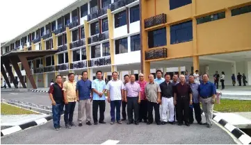  ??  ?? Harry (fifth left), Nansian (sixth left), Les (fourth left) and others pose for a photo in front of the school administra­tion block at the end of the visit.