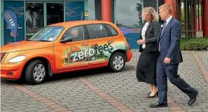  ?? JOHN HAWKINS/ STUFF ?? Invercargi­ll Labour list MP Liz Craig and Minister of Education Chris Hipkins arrive at the SIT campus last week.