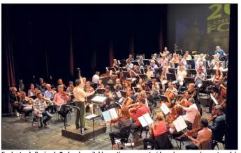  ?? (Photo M. Sk.) ?? L’orchestre de l’opéra de Toulon donnait, hier matin, un concert pédagogiqu­e pour cinq cents scolaires varois.