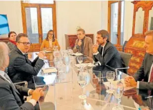  ?? // ABC ?? Urtasun, reunido en Madrid con Juan David Correa (izquierda)