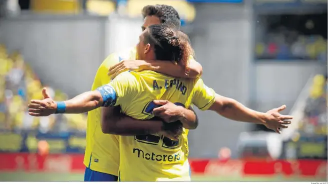  ?? RAMÓN NÚÑEZ ?? Espino, con los brazos abiertos, es felicitado tras la gran jugada que hizo en el origen del segundo gol del Cádiz en el partido contra el Valencia.