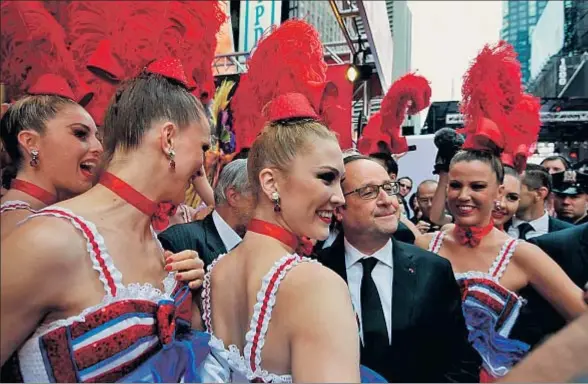  ?? POOL / REUTERS ?? François Hollande, visiblemen­te encantado entre las chicas del Moulin Rouge, el lunes en Broadway (Nueva York)