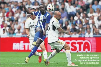  ?? ?? Varela tenta o remate perante a oposição do espanhol Raúl Bravo no jogo das lendas