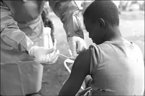  ??  ?? Een jongen in Congo, die in contact is geweest met een besmette persoon, wordt gevaccinee­rd. (Foto:ed.nl)