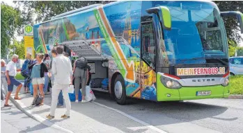  ?? FOTO: CHRISTOPH DIERKING ?? Immer mehr Menschen verreisen mit den grünen Fernbussen: In diesem Sommer ist die Fahrgastza­hl um knapp 20 Prozent gestiegen.