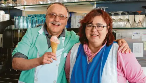  ?? Fotos: Fabian Kluge ?? Fast wie früher: Die Eisdiele Cantonati feiert bald ihr 60-jähriges Bestehen. Virginio (mit seiner Lieblingss­orte Erdbeere) und seine Frau Maria freuen sich sichtlich über das Jubiläum. In der Hochsaison bieten sie bis zu 35 Sorten an.