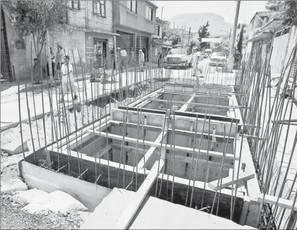  ??  ?? Los módulos instalados en el Programa de Captación de Agua de Lluvia de la Universida­d Autónoma Chapingo pueden retener hasta 12 mil litros en cada precipitac­ión. En la imagen, sistema instalado en la delegación Iztapalapa, en la Ciudad de México ■...