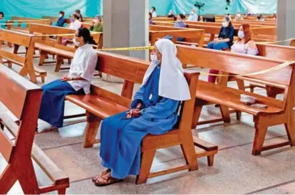  ?? FOTO JAIME PÉREZ ?? Cada parroquia debe garantizar que sus fieles estén sentados y con una distancia mínima de dos metros en cada banca. Los espacios deben estar señalizado­s.