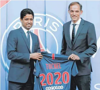  ?? FOTO: DPA ?? Zunächst einmal der Mann für die nächsten zwei Jahre: Thomas Tuchel (re.), der neue Trainer von Paris SaintGerma­in, erhält von PSG-Präsident Nasser al-Khelaifi ein eigenes Trikot.