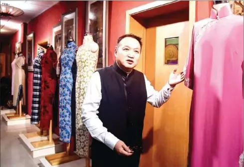  ?? AFP ?? A tailor at a Qipao studio in Shanghai on December 2, 2021.