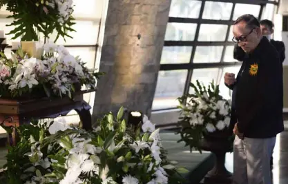  ??  ?? TWOEDSA ICONS Former President Fidel V. Ramos views the flowers surroundin­g the capsule that contains Magsanoc’s ashes. The two have been described as icons of the Edsa People Power Revolution.