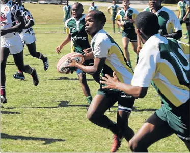  ?? Picture: BRIAN WITBOOI ?? FLYING START: Paterson’s Itanathi Mati goes on the attack against Ithembelih­le in their rugby clash at the Linkside Sports Festival