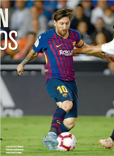  ??  ?? LIQUIDADO. Messi intenta quitarse la marca de la zaga.