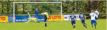  ?? Foto: Simon Bauer ?? Marco Schütt verwandelt­e einen Elfmeter für Feldheim zur verdienten 1:0 Führung gegen Illdorf.