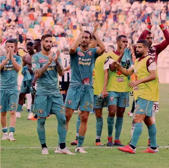  ?? LAPRESSE ?? I giocatori del Torino, con la nuova terza maglia, a fine gara salutano i tifosi presenti a Udine