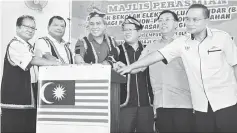  ??  ?? Awang Tengah (third from left) and others, including Dr Rundi (second right) and Martin (third right), jointly press a button as a symbolic launch for the RES project.