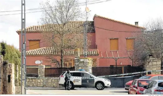  ?? JOSÉ DEL OLMO / EFE ?? Un agente de la guardia civil custodia la vivienda donde fue detenido el presunto asesino de su ex mujer en Nohales (Cuenca).