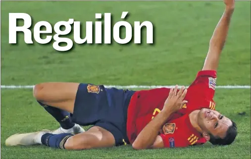  ??  ?? Sergio Reguilón se duele tras la dura entrada de Kovalenko en los instantes finales del encuentro entre España y Ucrania: sufre un esguince.