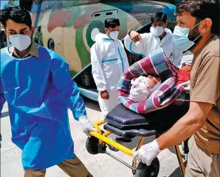  ?? XINHUA ?? People transfer an injured person to a hospital on Wednesday in Gilgit, Pakistan, following a blast in the country’s northwest Khyber Pakhtunkhw­a province.