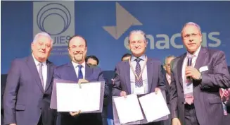  ??  ?? El titular de la ANUIES; Jaime Valls Esponda, y el y el presidente del Consejo de Enactus, Juan Servitje, signaron el documento.