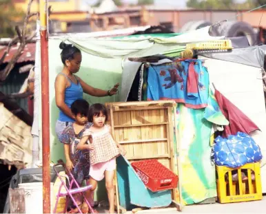  ?? PHOTOGRAPH BY BOB DUNGO JR. FOR THE DAILY TRIBUNE @tribunephl_bob ?? FAMILY lives in a makeshift house near the Cavite Laguna Expressway bridge in Cavite.