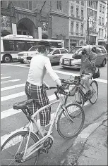  ?? NEW YORK HISTORICAL SOCIETY ?? Bill fotografía mientras va en bicicleta