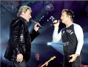  ??  ?? Dernier concert dans un stade pour Johnny Hallyday. Ici, avec son fils David