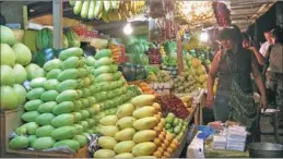  ?? LI FANTU / FOR CHINA DAILY ?? A fruit shop at a market in the Philippine­s. Exports of the Philippine­s’ main agricultur­al products to China have surged since last October.