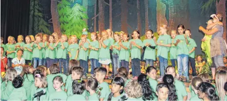  ?? SZ-FOTO: KÖ ?? Die jungen Sängerinne­n und Sänger haben das Publikum in der Lindenhall­e begeistert.